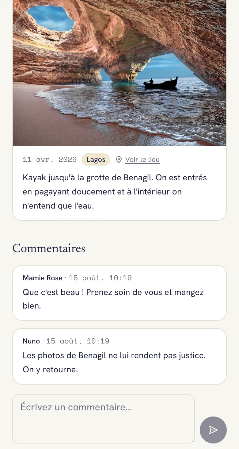 Page publique d'un voyage partagé avec une photo de la grotte de Benagil et des commentaires de la famille